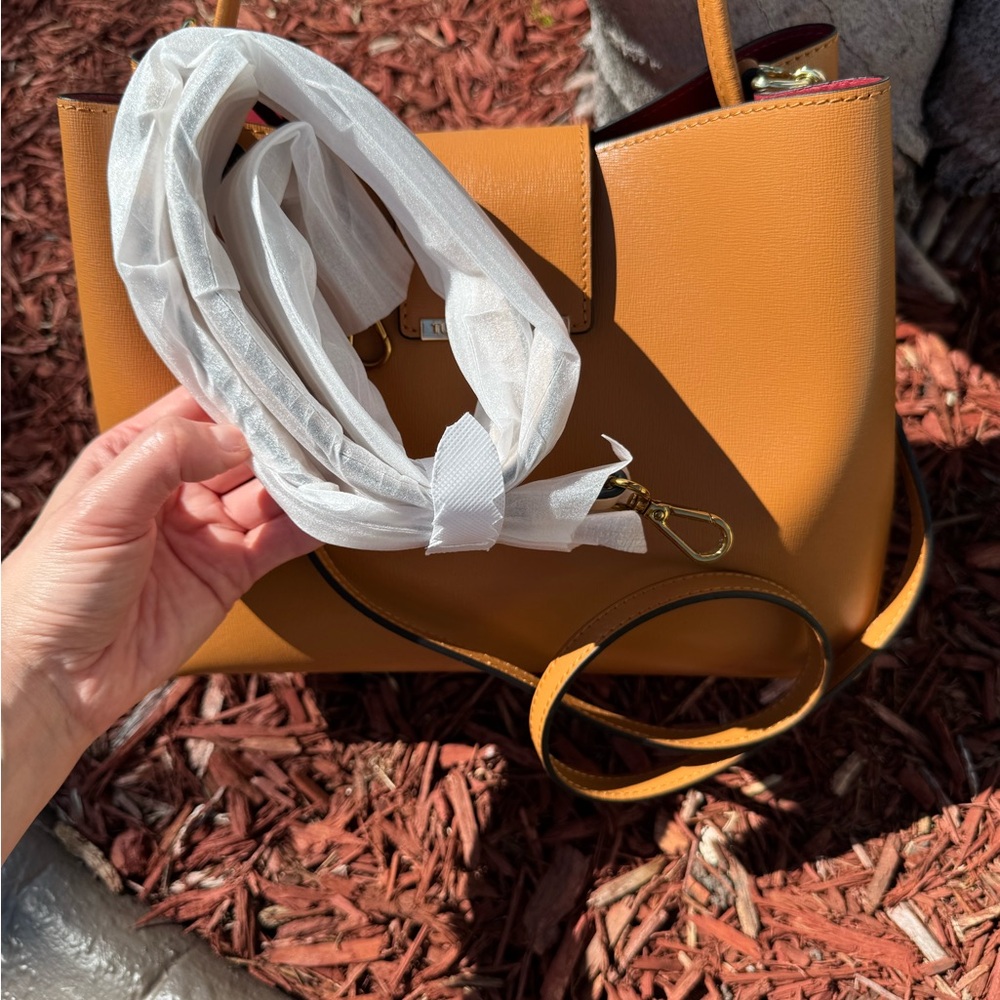 Chic Tan Shoulder Bag - Picture 3 of 6